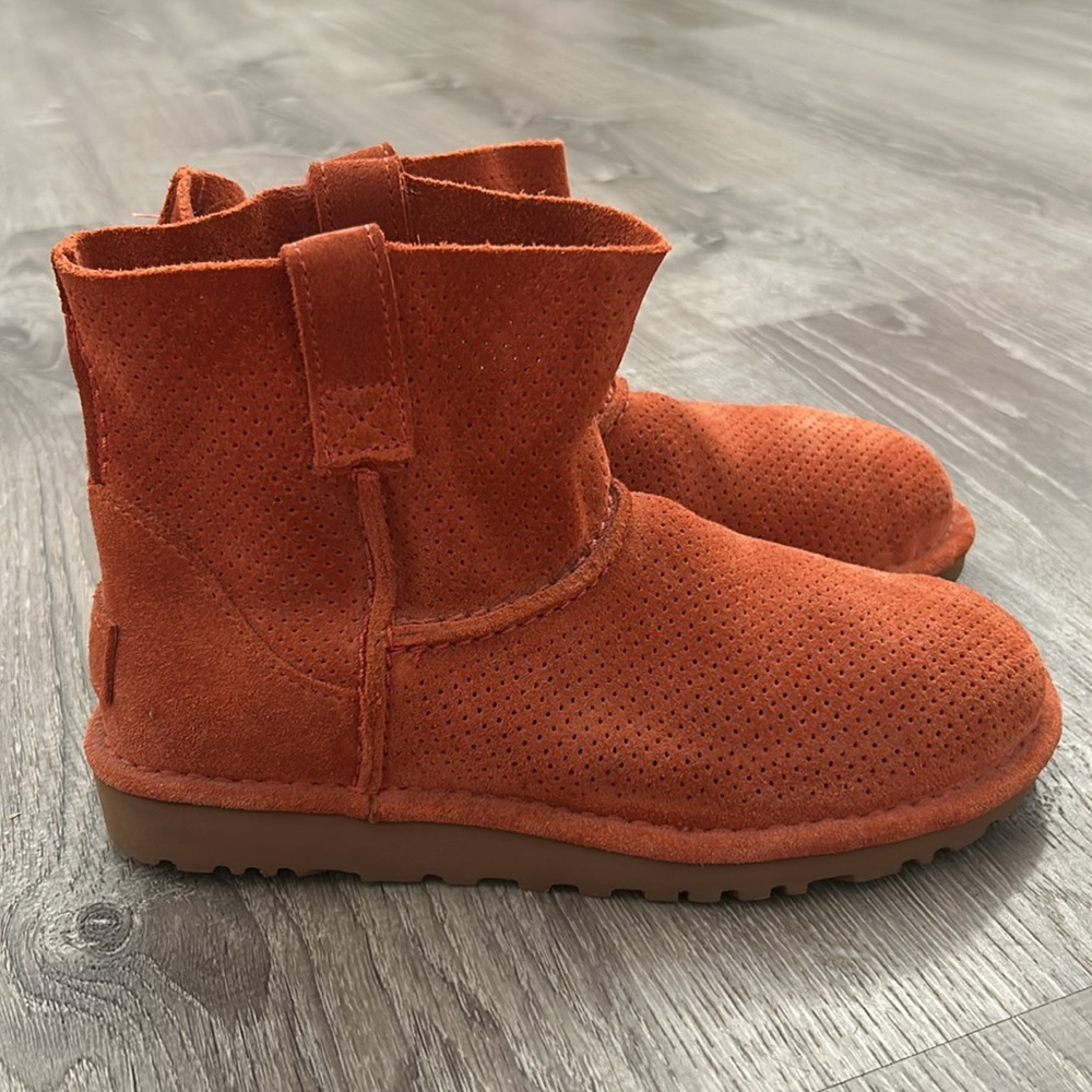 UGGS - Picture 2 of 5